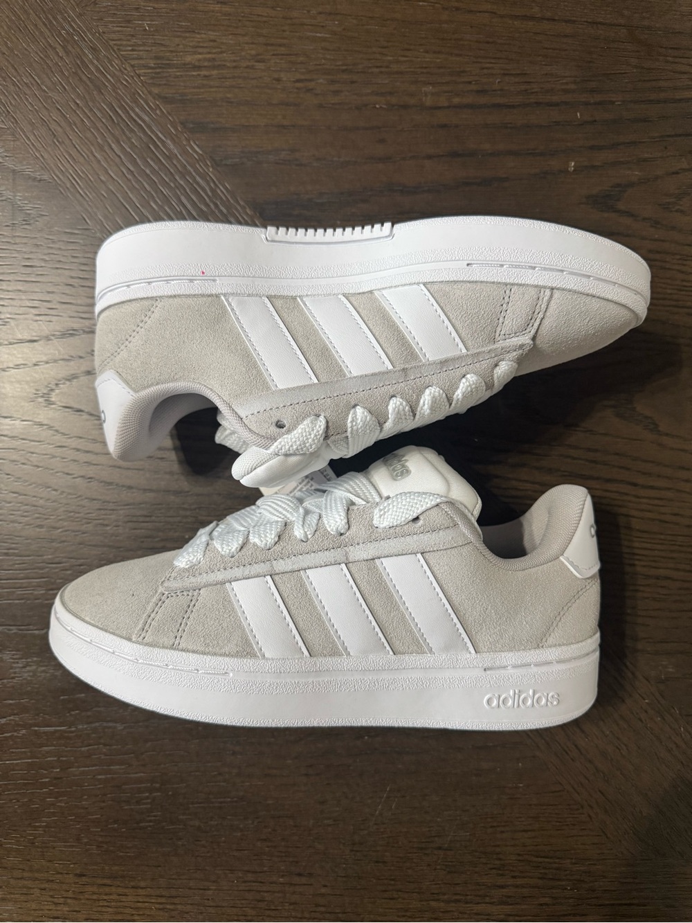 Women’s Grand Court Alpha 00s  in Light Gray and White